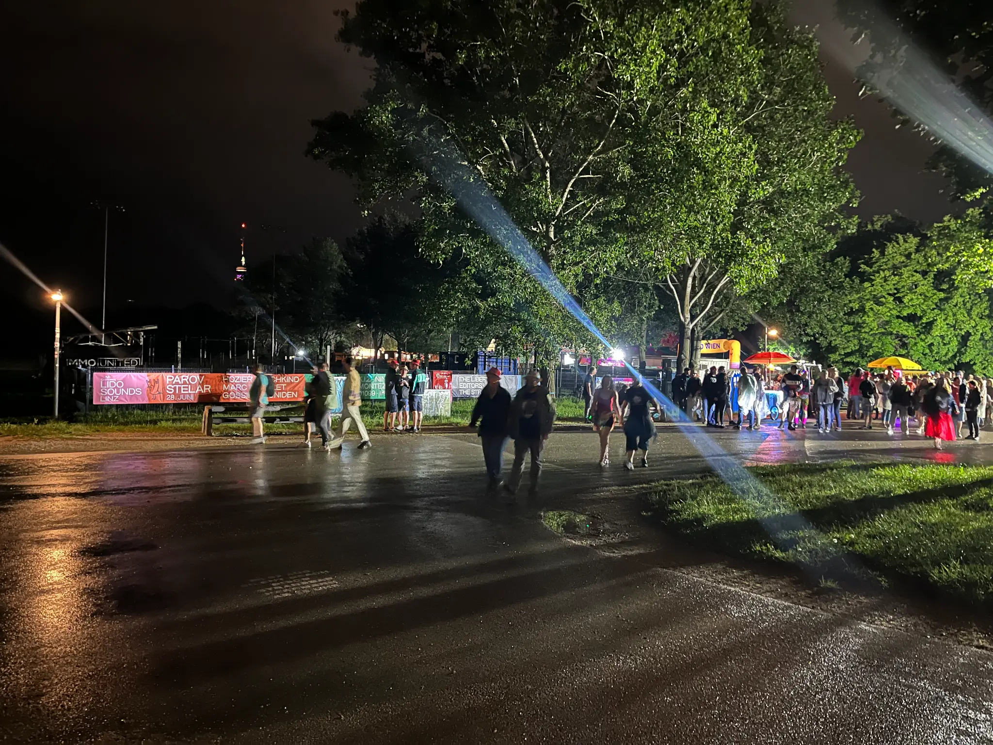 Bannerwerbung Donauinsel Wien bei Nacht – beleuchtete Werbeflächen am Eingang zur Open Air Festwiese