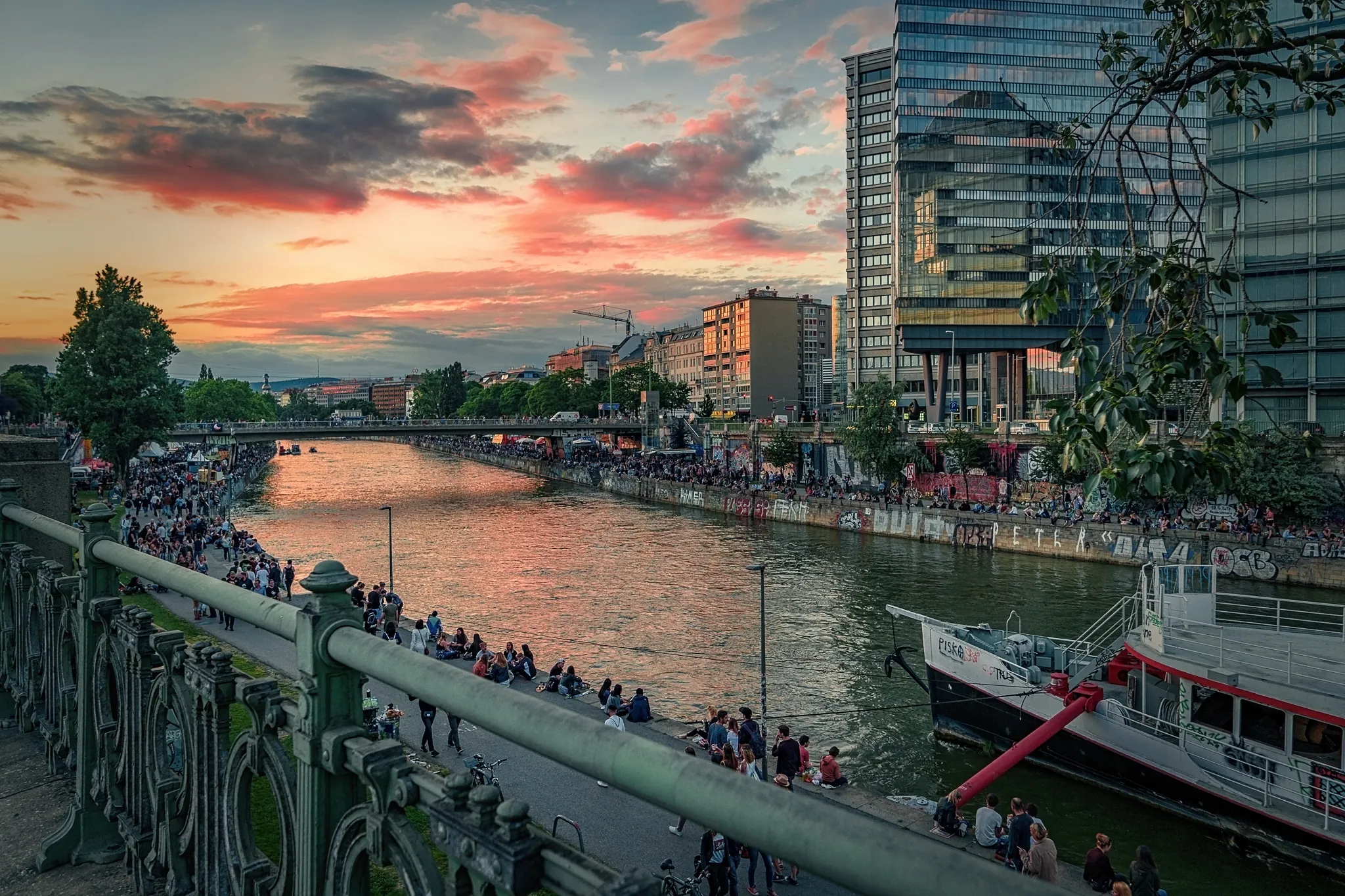 Donaukanal Wien bei Sonnenuntergang – Uferpromenade Strandbar Herrmann, beleuchtet, Abendmeile